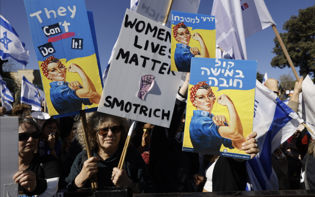 Des Israéliens protestant devant la Knesset avant la cérémonie de prestation de serment du nouveau gouvernement, à Jérusalem, le 29 décembre 2022. (Crédit : Olivier Fitoussi/FLASH90)