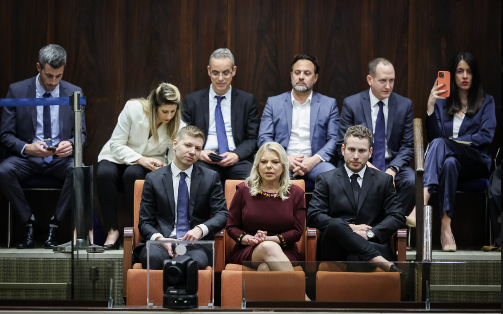 De gauche à droite : Yair, Sara et Avner Netanyahu lors d'une séance plénière de la Knesset sur la formation du nouveau gouvernement de Benjamin Netanyahu, à Jérusalem, le 29 décembre 2022. (Crédit : Yonatan Sindel/FLASH90)