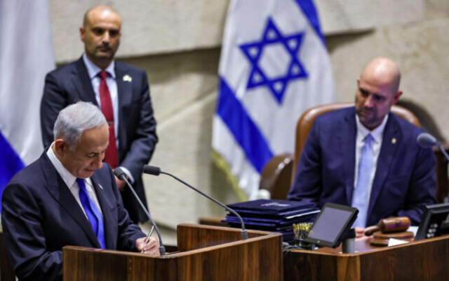 Benjamin Netanyahu prêtant serment en tant que Premier ministre, reprenant le pouvoir un an et demi après avoir été évincé, à la Knesset, le 29 décembre 2022. (Crédit : Yonatan Sindel/FLASH90)