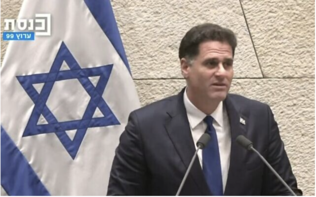 Le ministre des Affaires stratégiques, Ron Dermer, ancien ambassadeur d'Israël aux États-Unis, prêtant serment à la Knesset, le 29 décembre 2022. (Crédit : La chaîne Knesset)