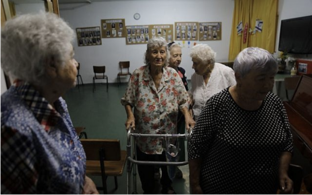 Illustration : Des femmes âgées israéliennes participant à une séance d'entraînement matinale dans un ancien hôtel transformé en immeuble de logements sociaux pour les retraités israéliens de l'ancienne Union soviétique, à Jérusalem, le 4 septembre 2019. (Crédit : Menahem Kahana/AFP/Dossier)