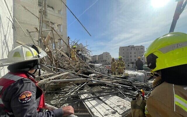 Vue de l'échafaudage qui s’est effondré sur un chantier, à Givat Ze’ev, tuant deux personnes. (Crédit : Services d’incendie et de sauvetage/Avi Galan)
