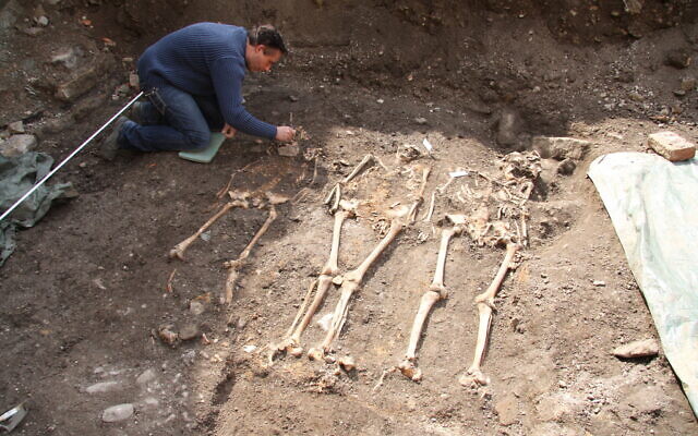 Les fouilles réalisées au cimetière juif médiéval d'Erfurt. (Crédit : TLDA Ronny Krause)