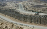 Vue de l'autoroute 10, à la frontière avec l'Égypte, au sud d'Israël. (Crédit : Moshe Shaï/FLASH90)