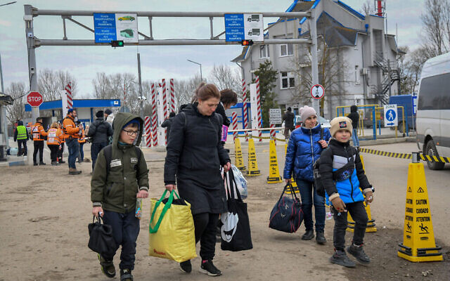 Fichier : Des réfugiés ukrainiens à la frontière, à Palanca, en Moldavie, le 14 mars 2022. (Crédit : Yossi Zeliger/Flash90)