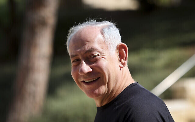 Le président du Likud Benjamin Netanyahu, lors d’une promenade matinale, le 2 novembre 2022, le lendemain des élections à la Knesset. (Crédit : Yonatan Sindel/Flash90)