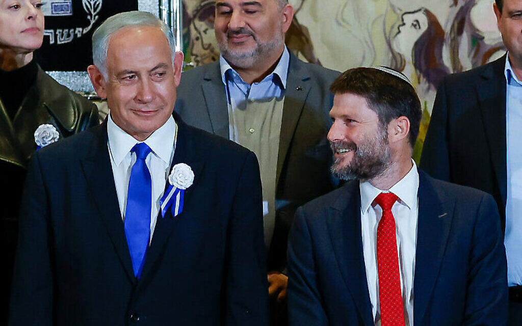 Le leader du Likud, Benjamin Netanyahu, avec les chefs du Shas, Aryeh Deri, de HaTzionout HaDatit, Bezalel Smotrich et les autres leaders des partis lors de l'investiture de la 25e Knesset, à Jérusalem, le 15 novembre 2022. (Crédit : Olivier Fitoussi/Flash90)