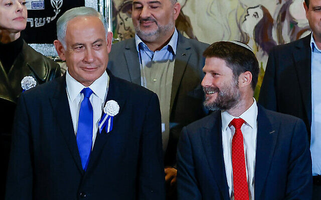 Le leader du Likud, Benjamin Netanyahu, avec les chefs du Shas, K Aryeh Deri, de Hationout HaDatit, Bezalel Smotrich et les autres leaders des partis lors de l'investiture de la 25e Knesset, à Jérusalem, le 15 novembre 2022. (Crédit :  Olivier Fitoussi/Flash90)