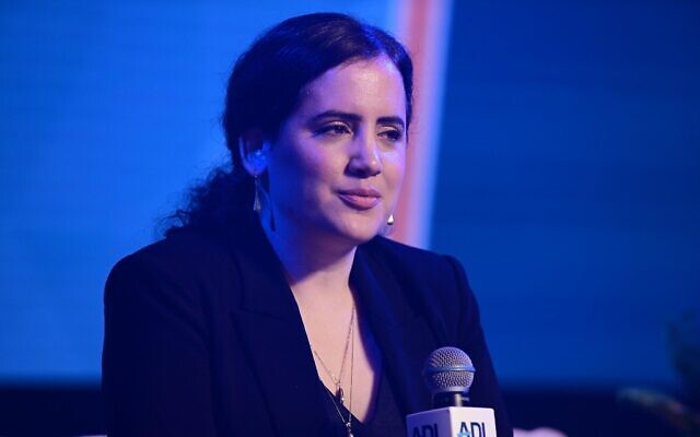 La députée Naama Lazimi lors d'une conférence de l'ADL (Anti-Defamation League) à Tel Aviv, le 16 novembre 2022. (Crédit :  Tomer Neuberg/Flash90)