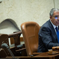 Le président de la Knesset Mickey Levy pendant une séance plénière du parlement israélien de Jérusalem, le 21 novembre 2022. (Crédit :  Yonatan Sindel/Flash90)
