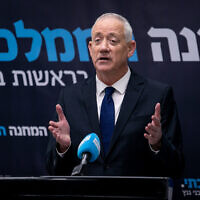 Le ministre sortant de la Défense  Benny Gantz pendant une réunion de sa faction HaMahane HaMamlahti à la Knesset, le 5 décembre 2022. (Crédit : Oren Ben Hakoon/Flash90)