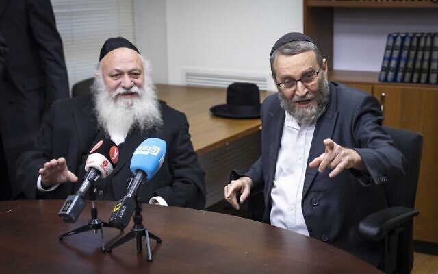 Le député Moshe Gafni, à droite, et le député Yitzhak Goldknopf pendant une réunion du parti Yahadout HaTorah à la Knesset à Jérusalem, le 5 décembre 2022. (Crédit : Olivier Fitoussi/Flash90)