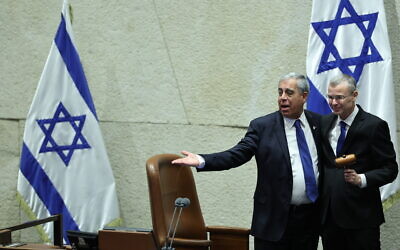 Le nouveau président de la Knesset Yariv Levin, à droite, avec le président sortant Mickey Levy à la Knesset le 13 décembre 2022. (Crédit : Yonatan Sindel/FLASH90)