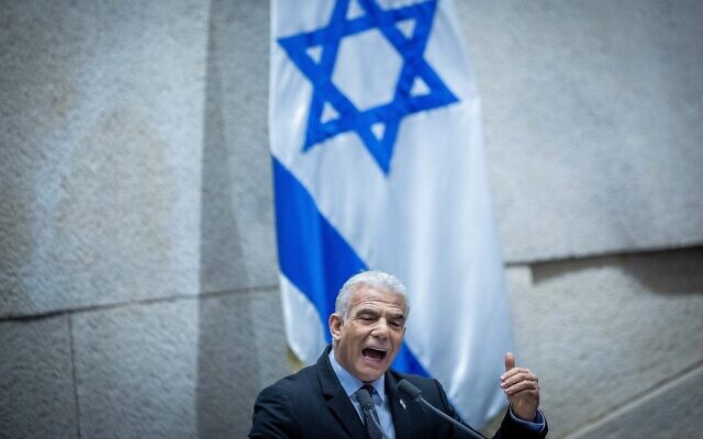 Le Premier ministre sortant Yair Lapid s'exprime devant la Knesset, le parlement israélien de Jérusalem, le 13 décembre 2022. (Crédit :  Yonatan Sindel/Flash90)
