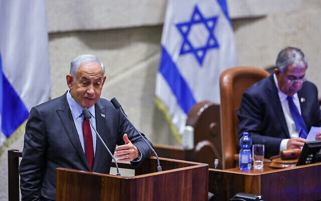 Le Premier ministre désigné, Benjamin Netanyahu, à la tribune de la Knesset, le 13 décembre 2022. (Crédit : Yonatan Sindel/Flash90)