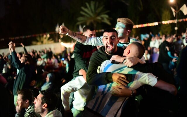 Des supporters israéliens à Ramat Gan regardent le match de la finale de la Coupe du monde 2022 entre l'Argentine et la France au Qatar, le 18 décembre 2022. (Crédit : Tomer Neuberg/Flash90)