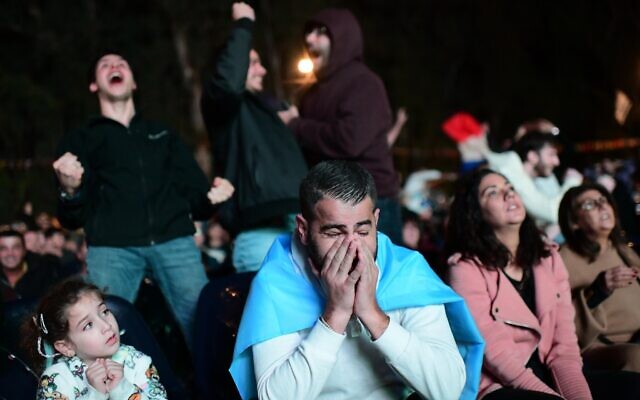 Des supporters israéliens à Ramat Gan regardent le match de la finale de la Coupe du monde 2022 entre l'Argentine et la France au Qatar, le 18 décembre 2022. (Crédit : Tomer Neuberg/Flash90)
