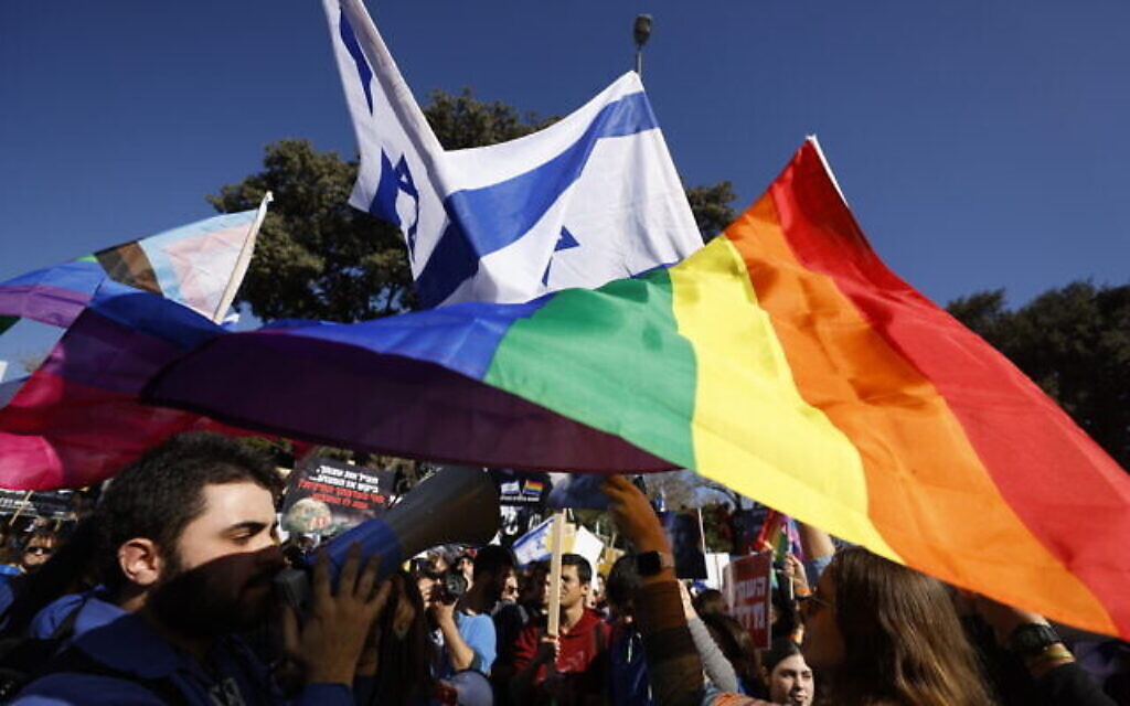 Des Israéliens manifestent avec un drapeau LGBT devant la Knesset, avant la prestation de serment du nouveau gouvernement, à Jérusalem, le 29 décembre 2022. (Crédit : Olivier Fitoussi/Flash90)