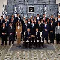 Des membres du nouveau gouvernement israélien, dirigé par le Premier ministre Benjamin Netanyahu, posent pour une photo de groupe à la résidence du président à Jérusalem, le 29 décembre 2022. (Crédit : Yonatan Sindel/Flash90)