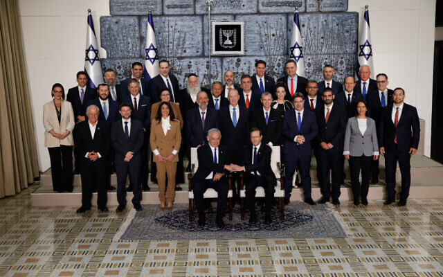 Les membres du nouveau gouvernement israélien, dirigé par le Premier ministre Benjamin Netanyahu, posant pour une photo de groupe à la résidence présidentielle, à Jérusalem, le 29 décembre 2022. (Crédit : Yonatan Sindel/Flash90)