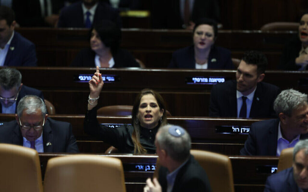 La députée Yesh Atid, Merav Ben Ari, interrompt le nouveau Premier ministre Benjamin Netanyahu à la Knesset à Jérusalem, le 29 décembre 2022 (Crédit : Yonatan Sindel / Flash90)
