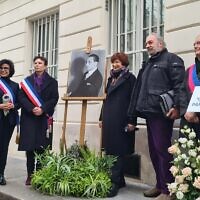 Cérémonie d’inauguration d’une plaque en hommage au décorateur français Jean-Michel Frank, le 30 novembre 2022, rue de Verneuil, à Paris. (Crédit : @datirachida / Twitter)