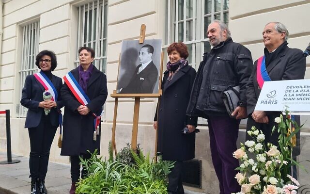 Cérémonie d’inauguration d’une plaque en hommage au décorateur français Jean-Michel Frank, le 30 novembre 2022, rue de Verneuil, à Paris. (Crédit : @datirachida / Twitter)