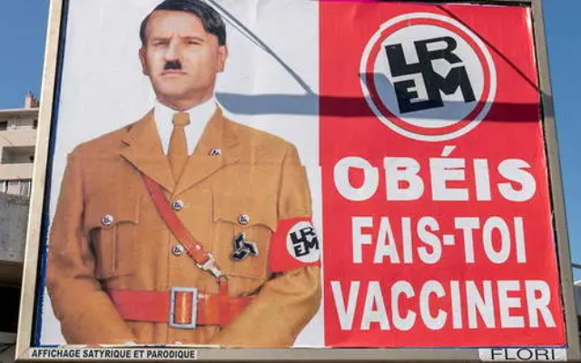 Emmanuel Macron, représenté sous les traits d'Adolf Hitler, petite moustache et uniforme nazi, avec ce slogan: "Obéis, fais-toi vacciner", pendant la pandémie de coronavirus, par l'afficheur toulonnais Michel-Ange Flori en juillet 2022. (Crédit : Twitter)