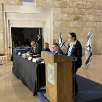 La présidente de la Cour Suprême Esther Hayut, à droite, et le ministre de la Justice Gideon Saar, deuxième à droite, lors d'une cérémonie le 6 décembre 2022. (Crédit : Autorité judiciaire israélienne)