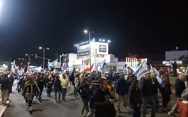 Capture d’écran de la vidéo d’une manifestation à Haïfa contre le futur gouvernement, le 24 décembre 2022. (Crédit : Twitter. Utilisé conformément à l’article 27a de la Loi sur les droits d’auteur)