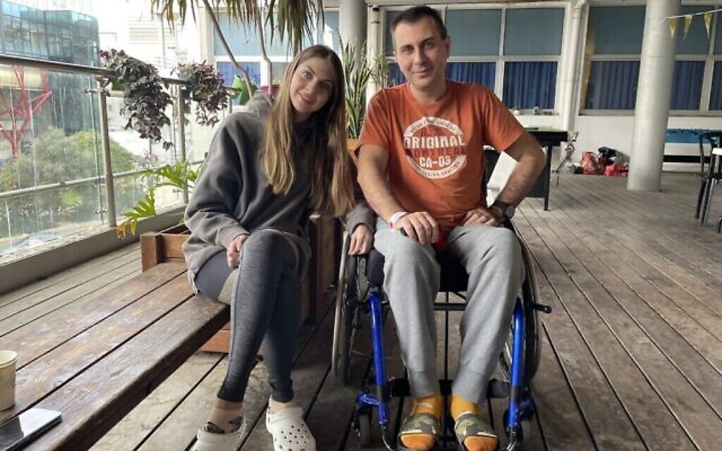 Roman et Katya Bashenko à l'hôpital Ichilov de Tel Aviv, le 30 novembre 2022. (Crédit : Inna Lazareva/Times of Israel)