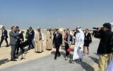 Le président Isaac Herzog atterrit à Abu Dhabi, où il est accueilli par le ministre des Affaires étrangères des EAU, Abdullah Bin Zayed, le 5 décembre 2022. (Crédit : Lazar Berman/Times of Israel)