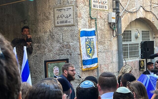 Kasriel Kay s'exprime pendant le service de commémoration de son jeune frère Eli Kay à Jérusalem, le 11 décembre 2022. (Crédit : Lazar Berman/The Times of Israel)