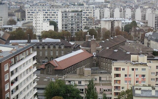 La prison de la Santé, en 2007, photographiée depuis un étage élevé de l'hôtel Paris Marriott Rive Gauche. (Crédit : Michael C. Berch / CC BY-SA 3.0)
