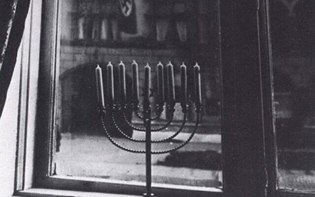 La photo emblématique d'une hanoukkia avec un drapeau nazi lui faisant face, prise par Rachel Posner, épouse du rabbin Akiva Posner de Kiel, à Kiel, en Allemagne, en 1931. (Autorisation)