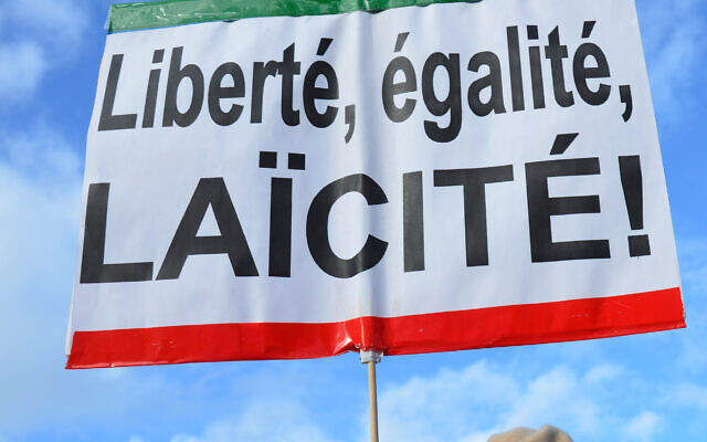 Une pancarte pronant la laïcité, pendant les manifestations en faveur du "mariage pour tous", le 23 janvier 2013, à Paris. (Crédit : Vassil, CC0, via Wikimedia Commons)