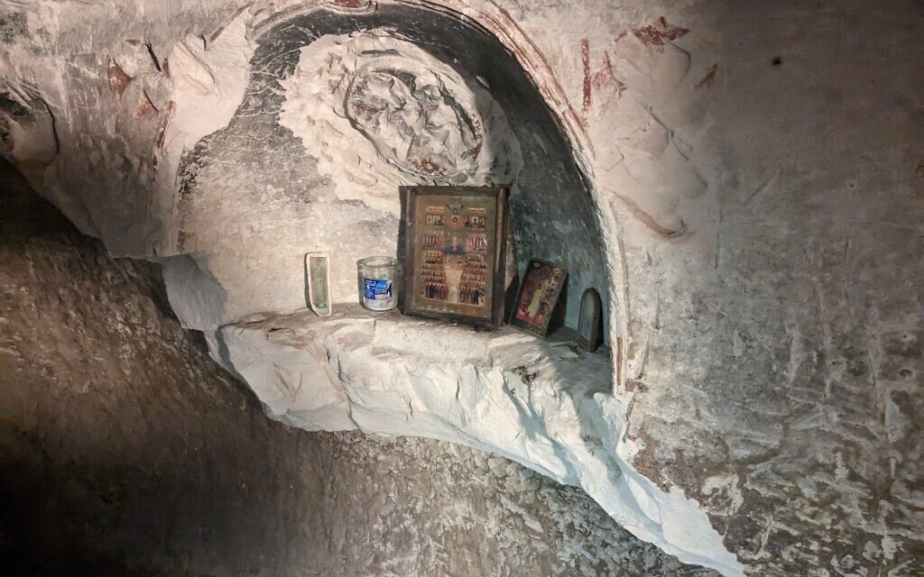 Des artefacts religieux modernes provenant de personnes qui entrent dans la grotte pour prier, même si elle n'est actuellement pas ouverte au public. La grotte funéraire est un lieu de pèlerinage en l'honneur de Salomé, la sage-femme de Jésus, dans la région de Lachish, en Israël, le 20 décembre 2022. (Crédit : Melanie Lidman/Times of Israel)