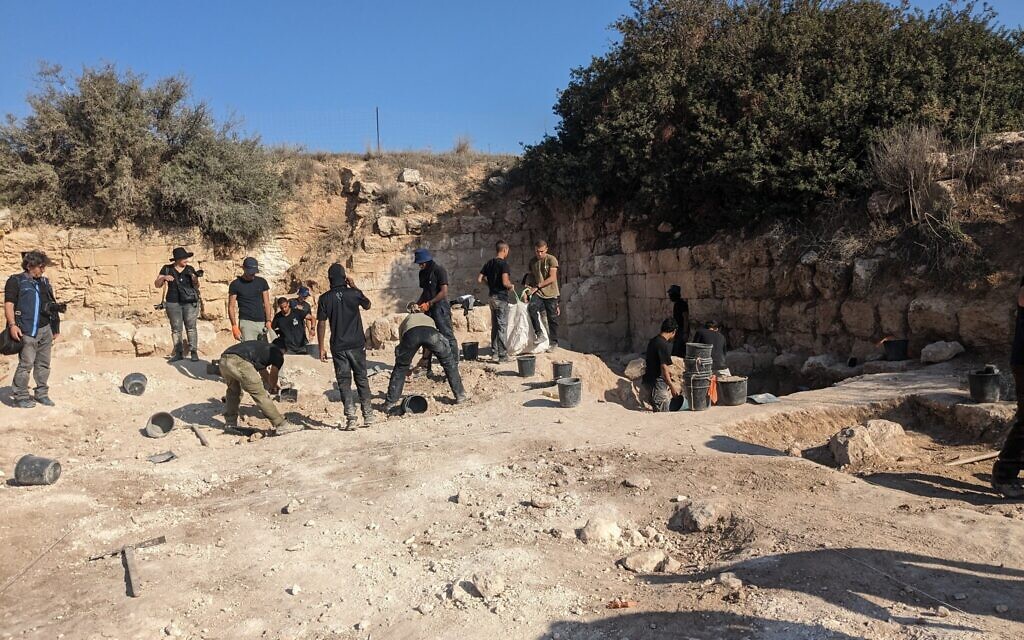 Le parvis de 350 mètres carrés de la grotte funéraire dans la région de Lachish, le 20 décembre 2022, fait l'objet de fouilles en vue de l'ouverture du site au public dans le cadre du Sentier des rois de Judée de 100 km. (Crédit : Melanie Lidman/Times of Israel)