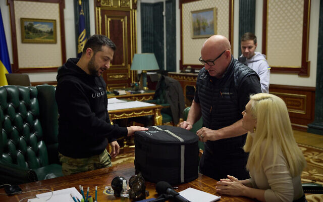 Le président ukrainien Volodymyr Zelensky reçoit sa veste anti-radiation offerte par StemRad, une entreprise israélienne. (Autorisation)