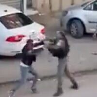 Un agent de la police des frontières tentant d'appréhender un Palestinien soupçonné d'avoir porté un coup de couteau, à Huwara, au nord de la Cisjordanie, le 2 décembre 2022. (Crédit : Twitter)