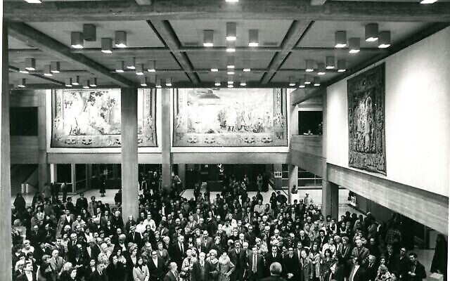 Ouverture, en 1971, du nouveau bâtiment du Musée d’art de Tel-Aviv, qui célébrera son 90e anniversaire les 30 et 31 décembre 2022. (Courtoisie : PR/Israel Sun)
