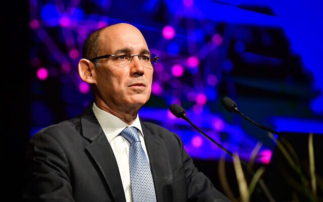 Le gouverneur de la Banque d'Israël, Amir Yaron, s'exprime lors d'une conférence à Tel Aviv, le 29 novembre 2022. (Crédit : Avshalom Sassoni/Flash90)