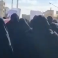 Des Iraniennes portant le hijab dans la région de Zahedan défilent alors que les manifestations contre la mort de Mahsa Amini continuent, le 2 décembre 2022. (Capture d'écran : Twitter/ Used in accordance with Clause 27a of the Copyright Law)
