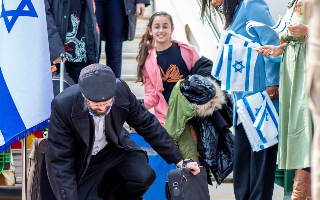Des immigrants ukrainiens arrivent à l'aéroport international Ben Gurion, le 20 février 2022. (Autorisation)