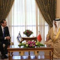 Le président Isaac Herzog (à gauche) avec le roi du Bahreïn Hamad bin Isa Al Khalifa (à droite) au palais Al-Qudaibiya de Manama, à Bahreïn, le 4 décembre 2022. (Crédit : Amos Ben-Gershom/GPO)