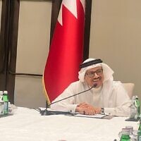Le ministre des Affaires étrangères de Bahreïn, Abdul Lateef Rashid Al Zayani, s'adresse aux journalistes à Manama le 4 décembre 2022. (Crédit : Lazar Berman/Times of Israel)