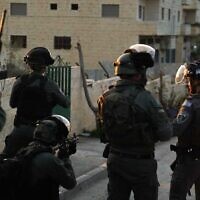 Des agents de la police des frontières se heurtent à des Palestiniens dans le camp de réfugiés d'Aida, près du tombeau de Rachel, aux abords de Jérusalem, le 5 décembre 2022. (Crédit : Police israélienne)
