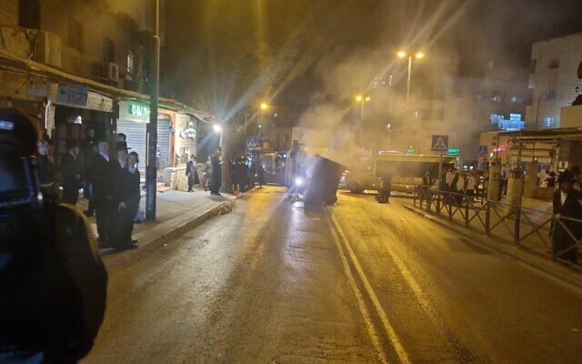  Des émeutiers ultra-orthodoxes affrontant la police à Jérusalem, le 15 décembre 2022. (Crédit : Police israélienne)