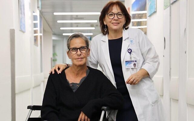 Narkis Moshe, atteinte par la maladie de Charcot, avec la professeure Vivian Dror de l'hôpital Sourasky de Tel Aviv. (Autorisation : Hôpital Sourasky)
