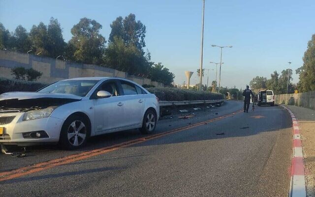 La police enquête sur le site d'une collision entre une moto et une voiture sur une route de Haïfa, dans le nord du pays, le 16 décembre 2022. (Crédit : Police israélienne)